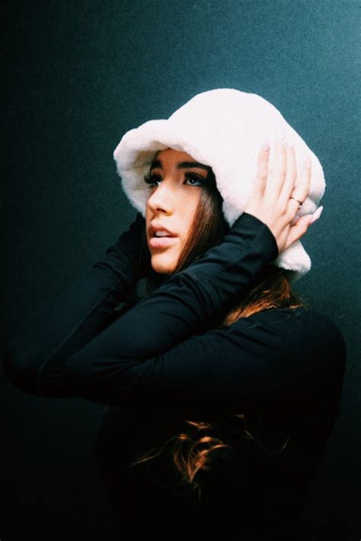 Alaina Castillo releases new song 'ocean waves'