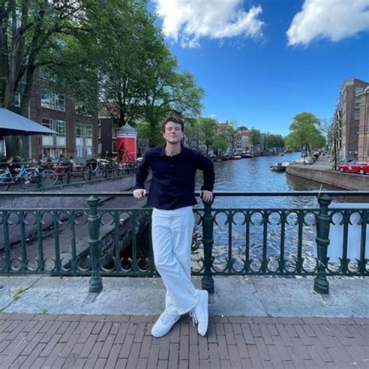 Alec Benjamin Biography: Girlfriend, Songs, Age, Sister, Net Worth, Albums, Tour, Merch