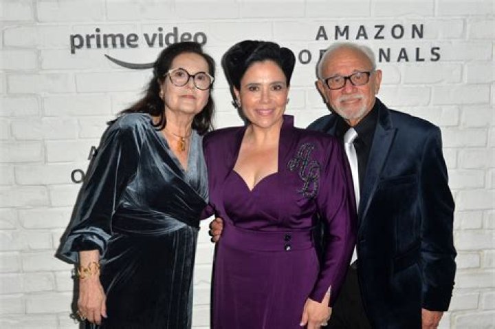 Alex Borstein’s biography, net worth, fact, career, awards and life story