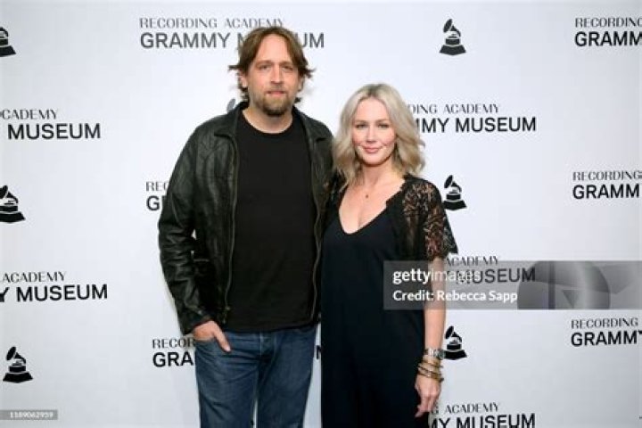 Allison Moorer: Husband, net worth, tattoos, smoking & body measurements