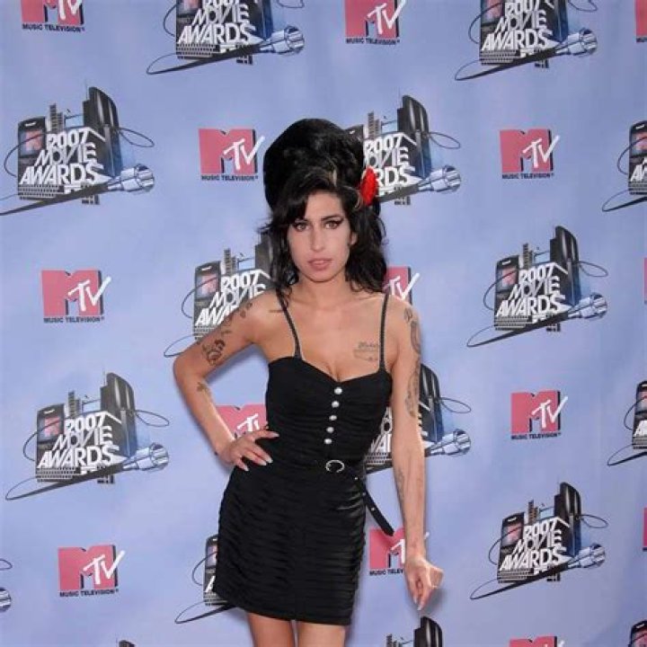 Amy Winehouse Net Worth, Age, Height, Bio, Birthday, Wiki!