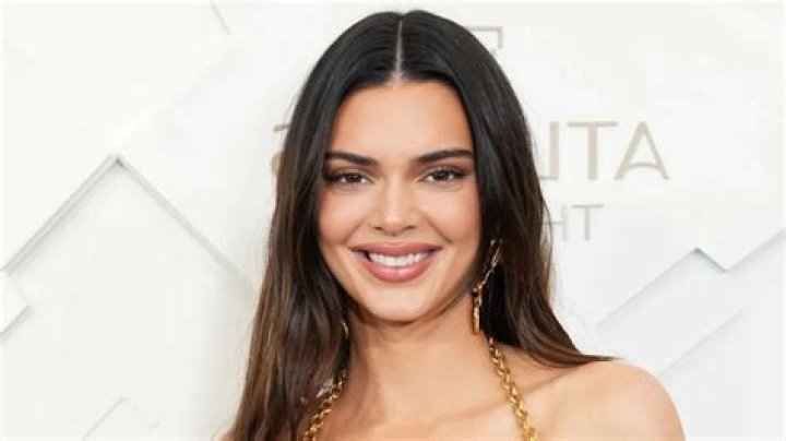 Bella Thorne Throwing Shade At Kendall Jenner? Disses One Hollywood Mean Girl