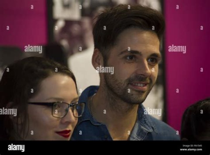 Ben Haenow treats fans to an acoustic version of his new song 'Falling'