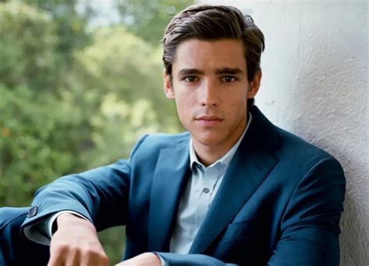 Brenton Thwaites Bio, Age, Height, Weight, Net Worth, Ethnicity, Religion, Dating, Girlfriend, Body Stats, Robin of Titans, Wiki