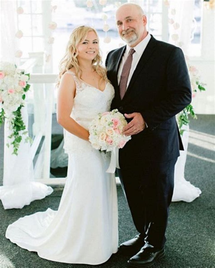 Cassie Hollister- Bio, Age, Height, Net Worth, Husband, Marriage