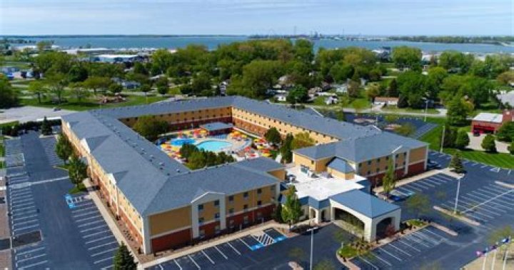 Cedar Point's Express Hotel Sandusky, OH: Your Ultimate Guide to a Memorable Stay
