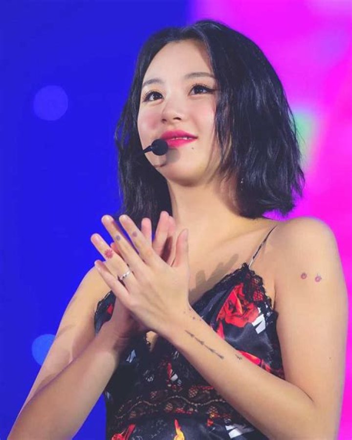 Chaeyoung Net Worth, Age, Height, Bio, Birthday, Wiki!