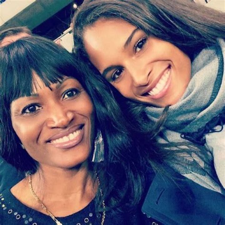 Cindy Bruna Et Ses Parents