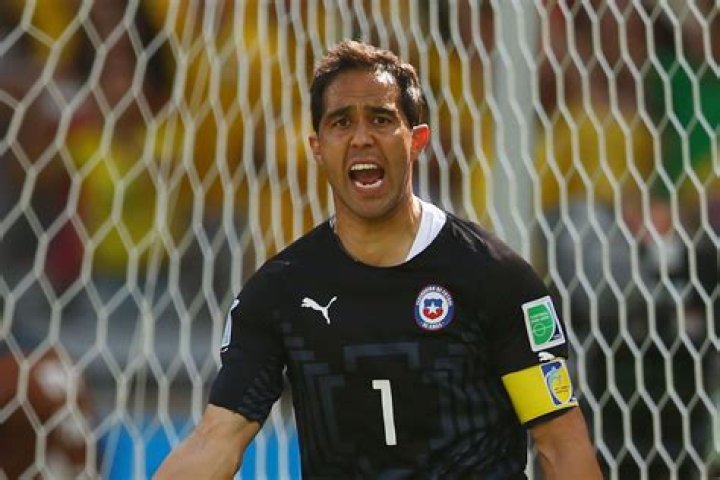 Claudio Bravo - Net Worth, Age, Height, Birthday, Bio, Wiki!