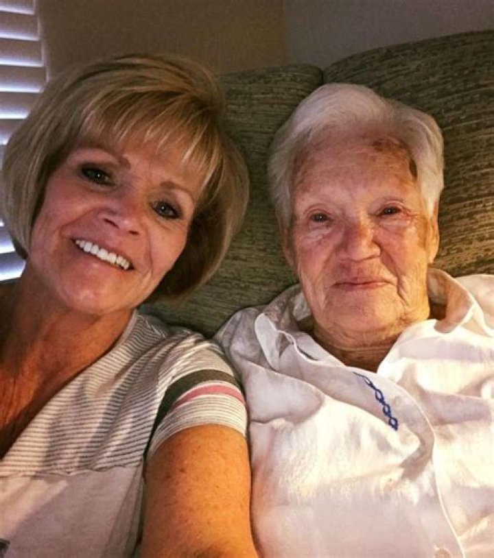 Colleen Carroll (Garth Brooks Mother) Wiki, Bio, Age, Height, Weight, Son, Early Life, Husband, Facts