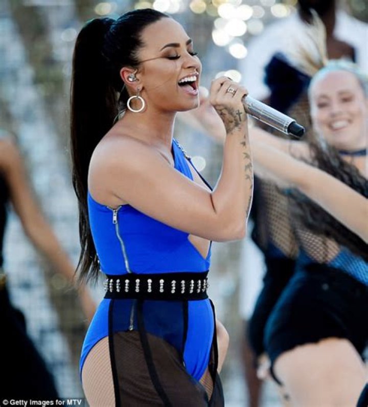 Demi Lovato Belts Unapologetic Single at the 2017 MTV VMAs