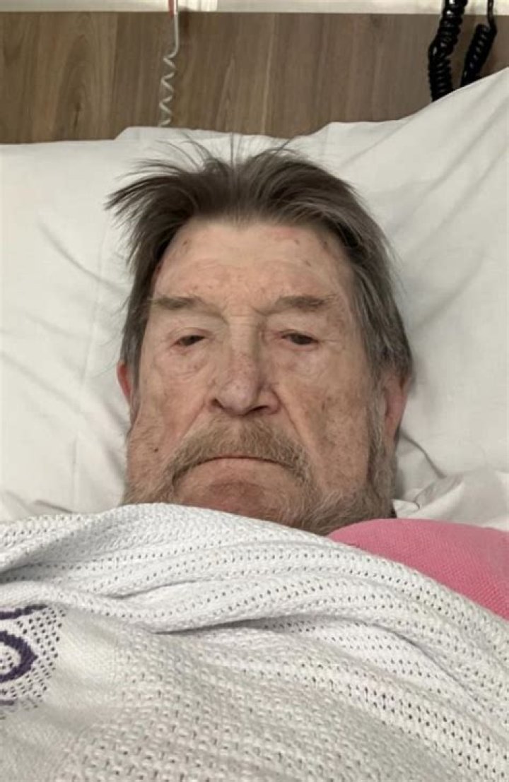 Derryn Hinch Diagnosed With ‘Brain trauma’ Still Not Giving Up Drinking! Details Of His Relationship With Young Girlfriend 