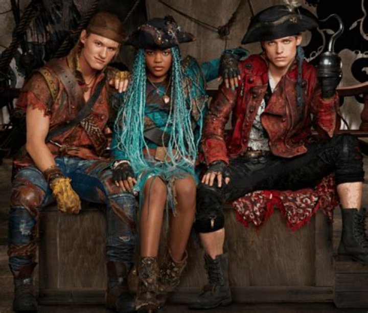 Descendants 2 stars open RDMA 2017 with the world premiere of "Ways to be Wicked"