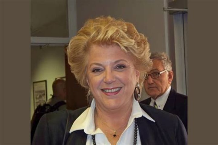 Dianne Holechek- Wiki, Age, Husband, Ethnicity, Net Worth, Height, Career