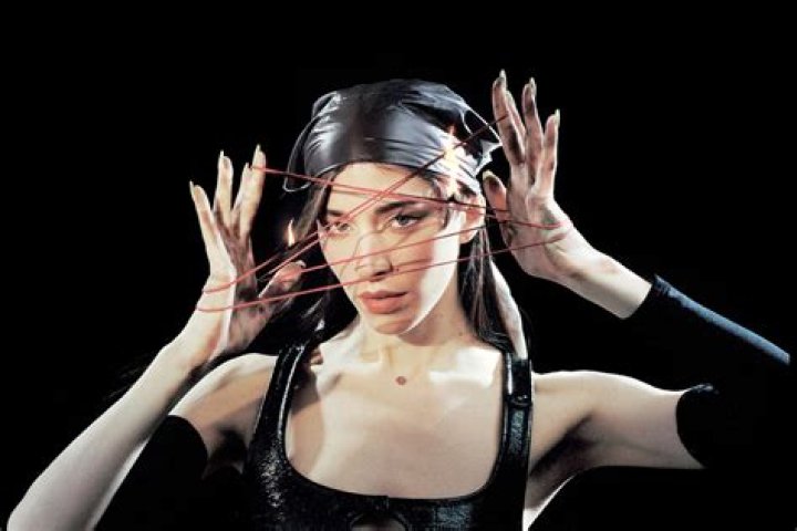 Does Caroline Polachek Use Autotune? Does Caroline Polachek speak Japanese? Who is Caroline Polachek signed to? Is Caroline Polachek French?