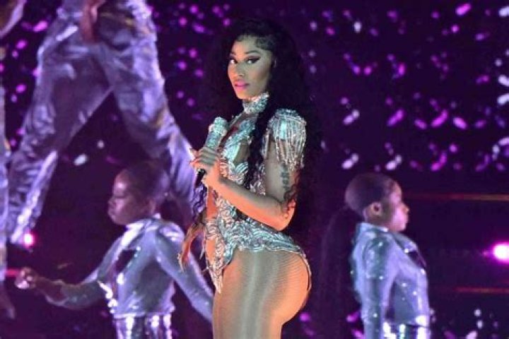 Drake brings out Nicki Minaj on stage at his show in Paris