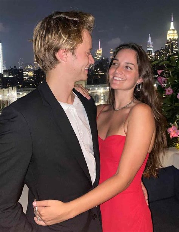 Elaine Low Courtney’s Girlfriend: Who is Elaine Low Courtney Dating?