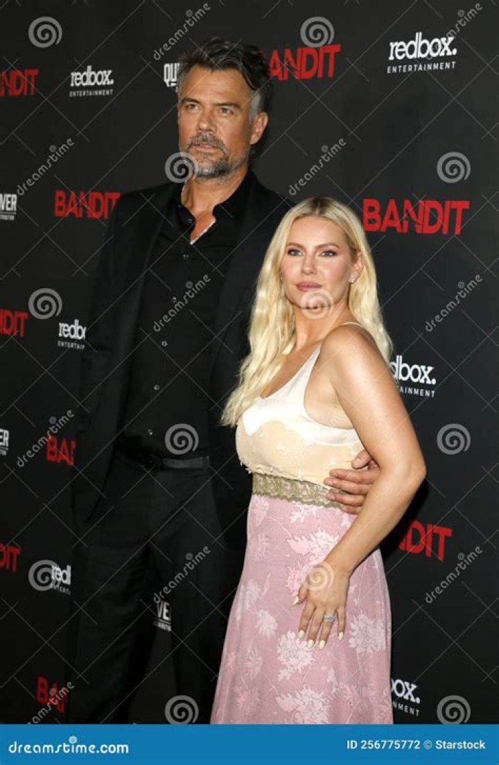 Elisha Cuthbert Has Confirmed Her Pregnancy