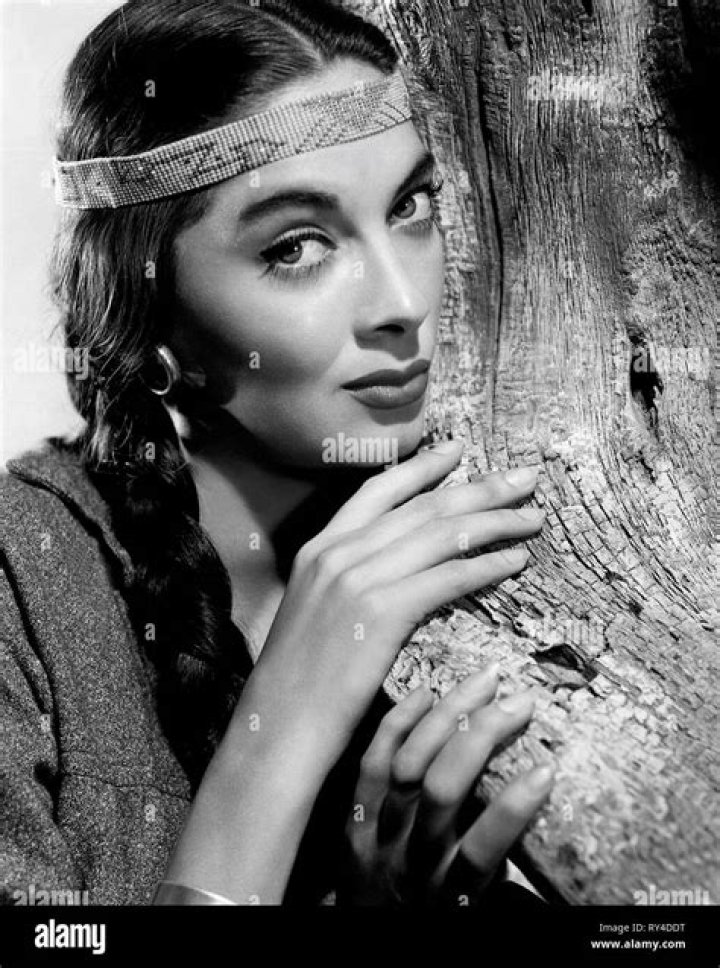 Elizabeth Threatt - Net Worth, Age, Height, Birthday, Bio, Wiki!