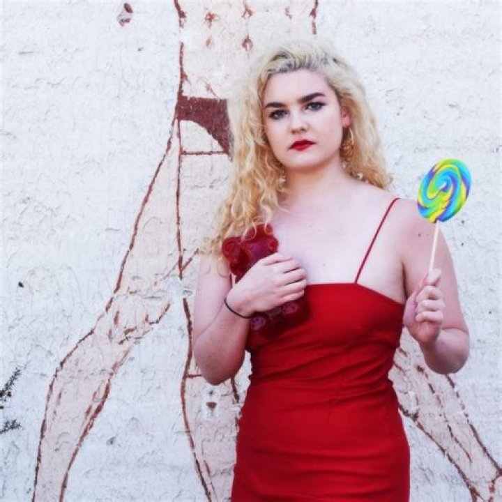 Eloise releases her new single "Suckers"