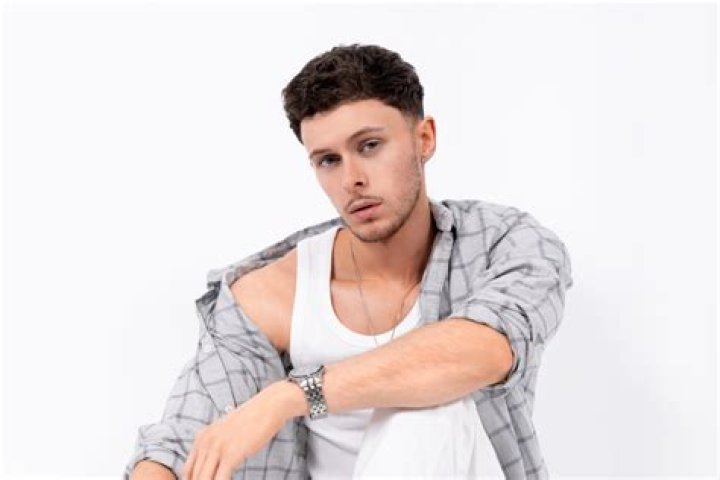 Exclusive Interview: Scott the Pisces talks about his new single "Summer '22", working with BINX, the awesome lyric video, and his EP "Ocean Blue"