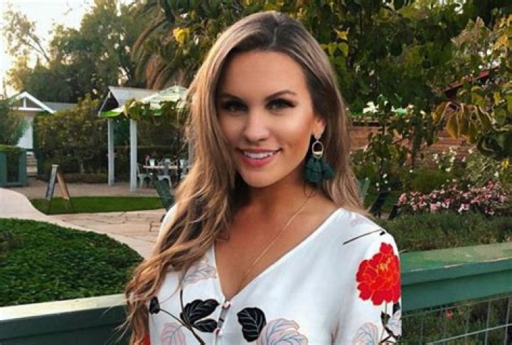 EXPLORE Bachelor’ Savannah Mullins Wiki, Bio, Age, Height, Background, Instagram, Dating, Boyfriend!!