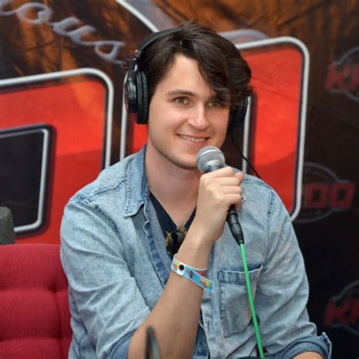 Ezra Koenig - Net Worth, Age, Height, Birthday, Bio, Wiki!