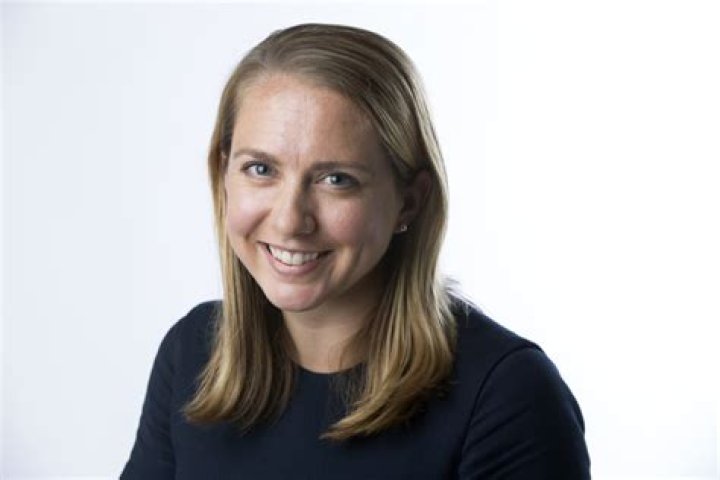 Fame | Lindsay Crouse (journalist) net worth and salary income estimation Apr, 2024