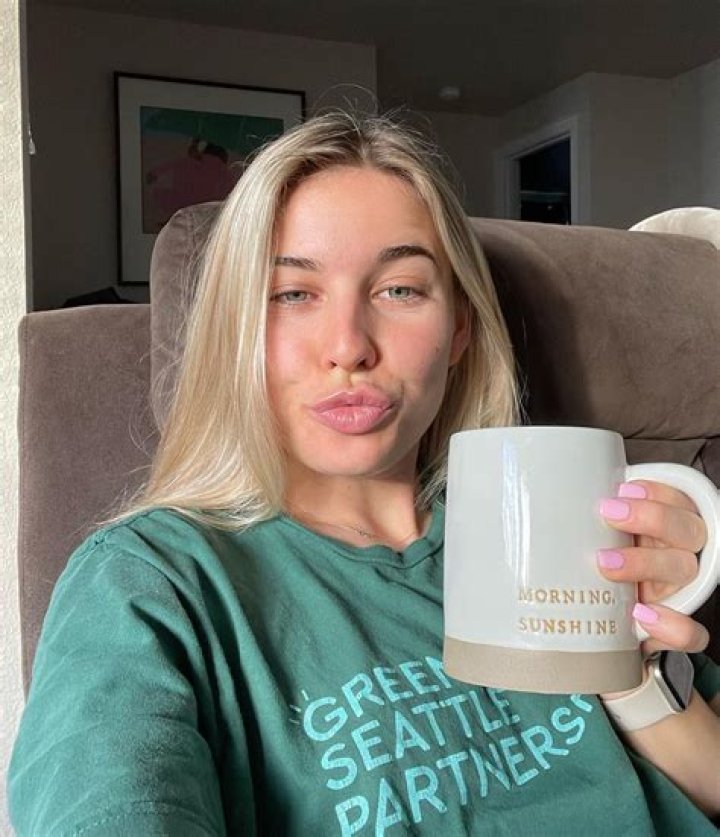 Fame | Sis Bates net worth and salary income estimation Apr, 2024