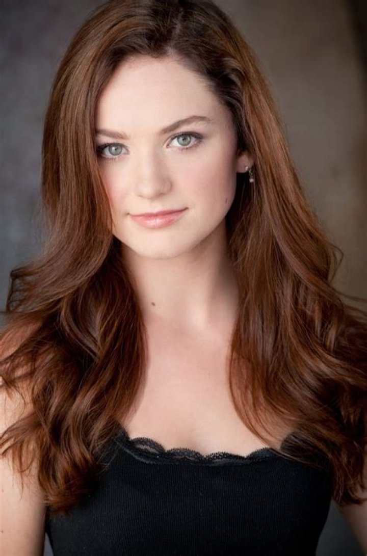 Fame | Stephanie Hullar net worth and salary income estimation Apr, 2024