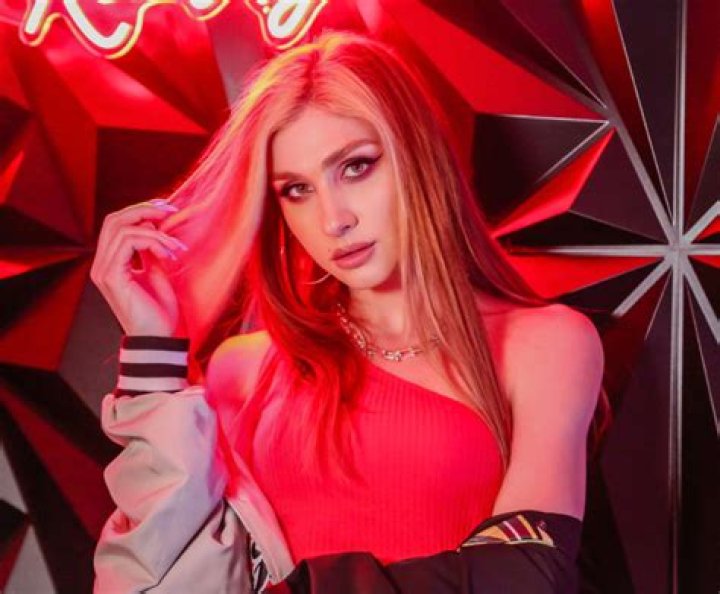 Fans React: #1YearOfHeyEverybody - CelebMix