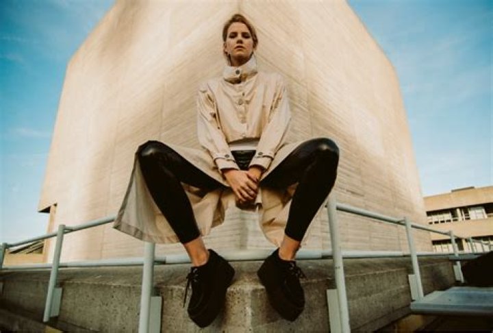 Interview: Talking with IZZA about Her New EP – ‘Thinking In The Dark’