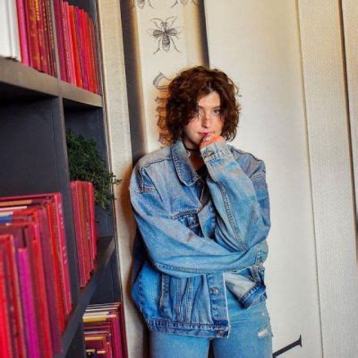 Isabel Jones (Bassist) – Wiki, Age, Height, Net Worth, Boyfriend, Ethnicity