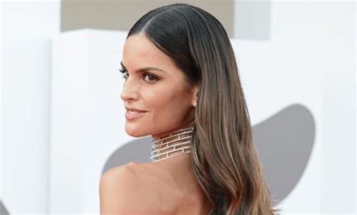 Izabel Goulart - Net Worth, Age, Height, Birthday, Bio, Wiki!