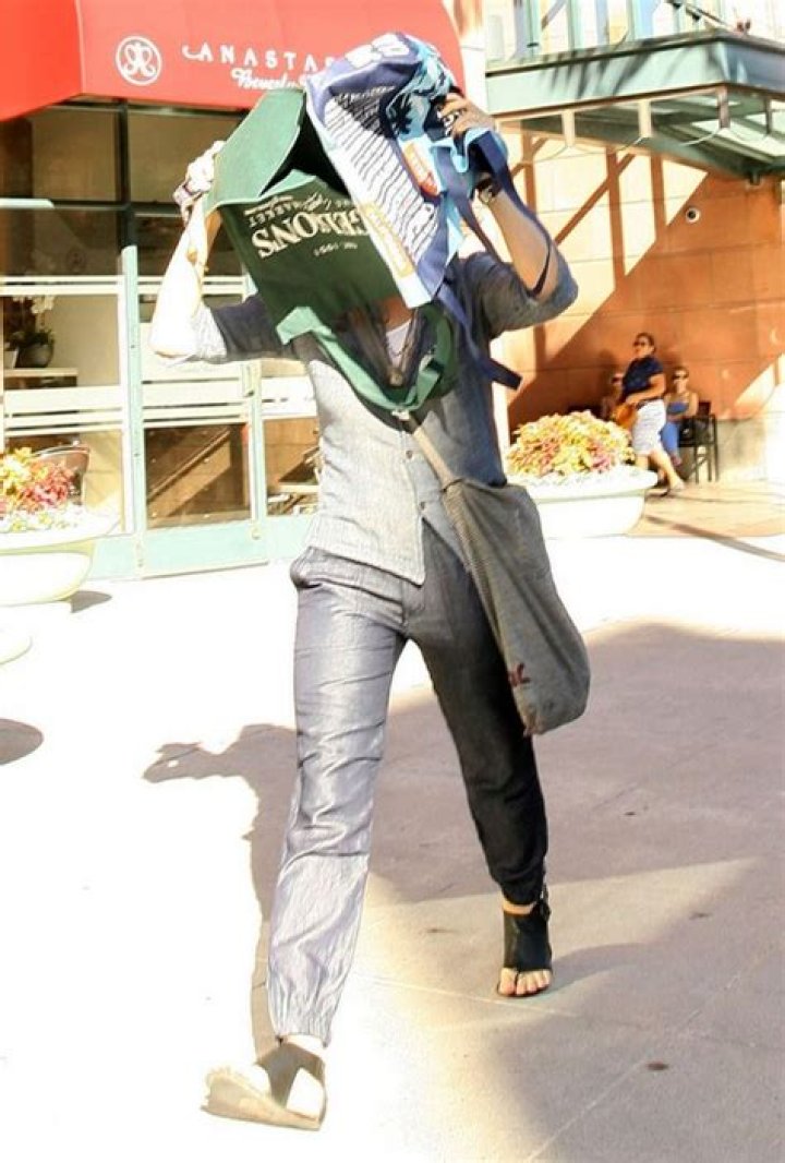 Jodie Foster Gets Plastic Surgery – Hides Her Face Leaving The Doctor? (PHOTOS)