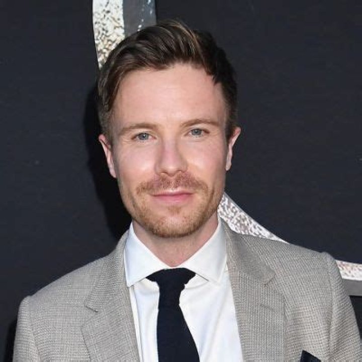 Joe Dempsie- Wiki, Age, Height, Net Worth, Girlfriend, Ethnicity
