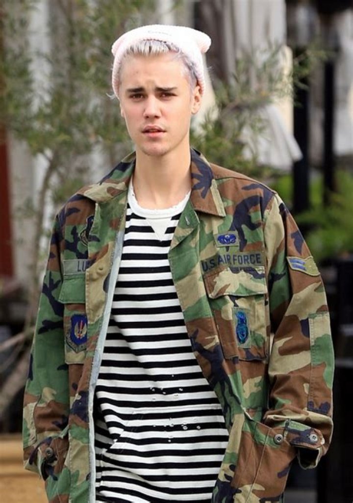 Justin Bieber Spotted Drinking Alone In A Gay Bar Without Entourage – Curious About Boys or Hiding From Paparazzi?