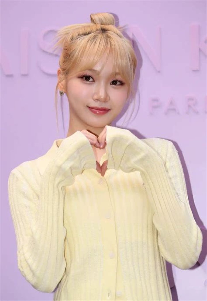 Kim Chaewon - Net Worth, Age, Height, Birthday, Bio, Wiki!