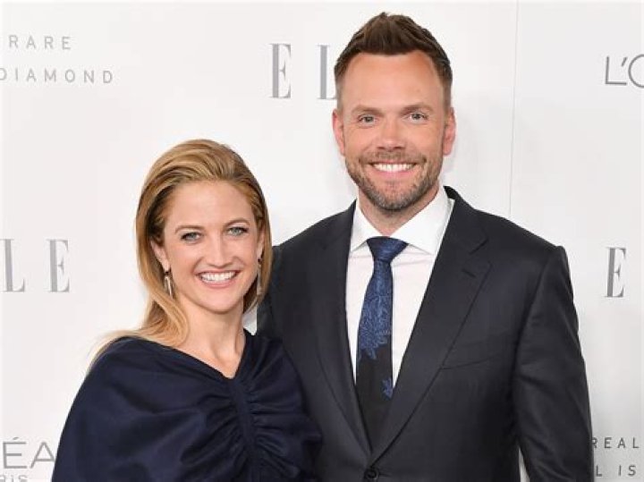 Know All About Joel McHale Wife Sarah Williams!
