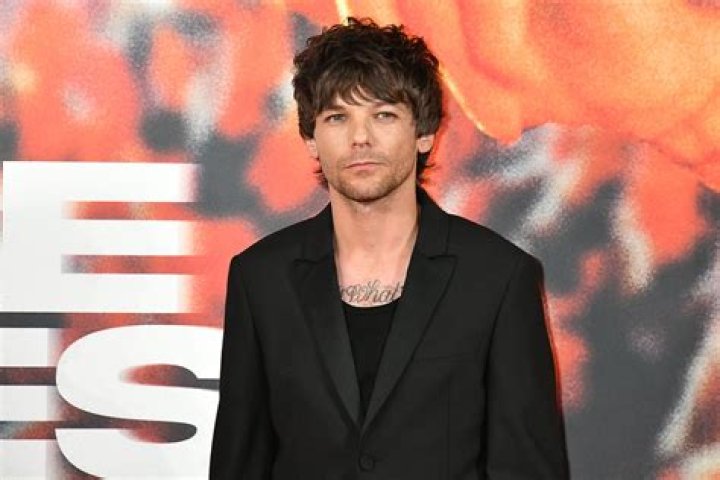 Louis Tomlinson continues breaking down the walls with his fans