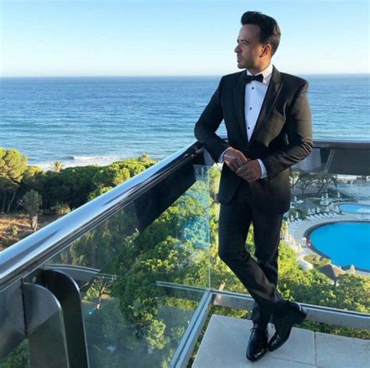 Luis Fonsi Net Worth, Age, Height, Bio, Birthday, Wiki!