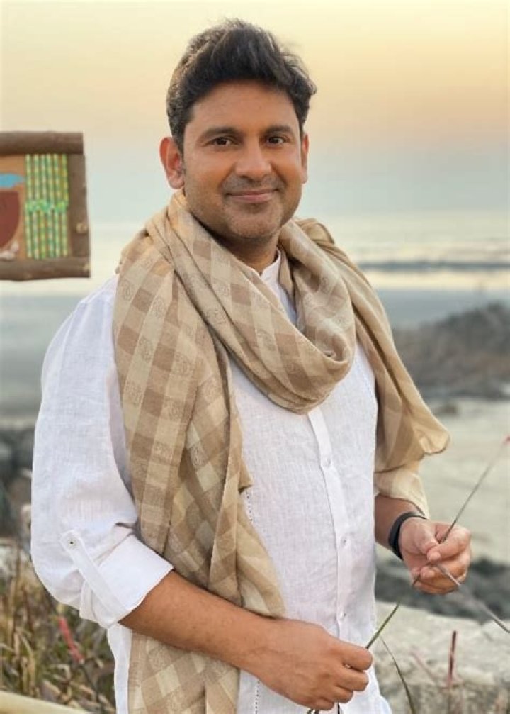 Manoj Muntashir Net Worth, Age, Height, Bio, Birthday, Wiki!