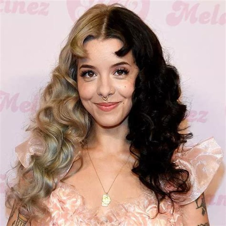 Melanie Martinez Net Worth, Age, Height, Bio, Birthday, Wiki!