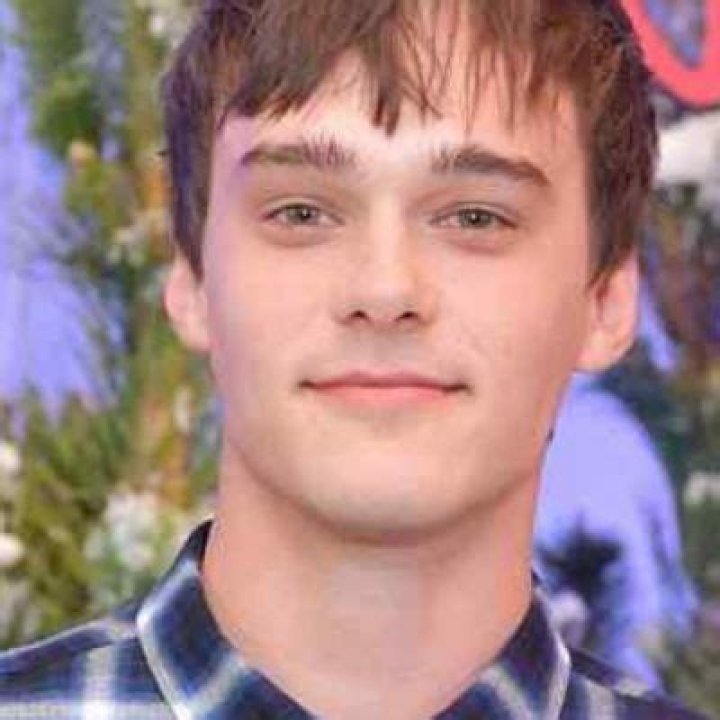 Mitchell Hope- Net Worth, Age, Ethnicity, Girlfriend, Height, Career