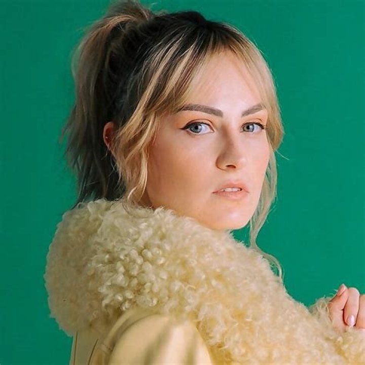 Molly Burke- Bio, Age, Net Worth, Boyfriend, Height, Ethnicity, Career