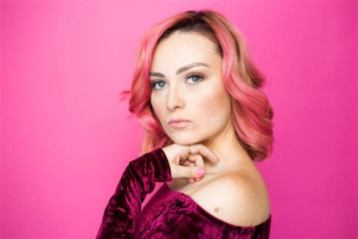 Molly Burke Net Worth, Age, Height, Bio, Birthday, Wiki!