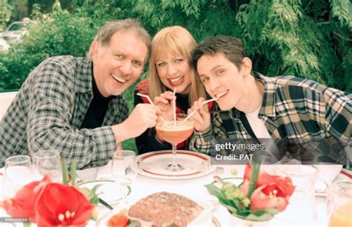 Qui Est Le Fils De Stone Et Charden