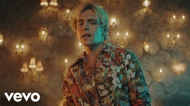 R5 Releases Music Video for "Hurts Good"
