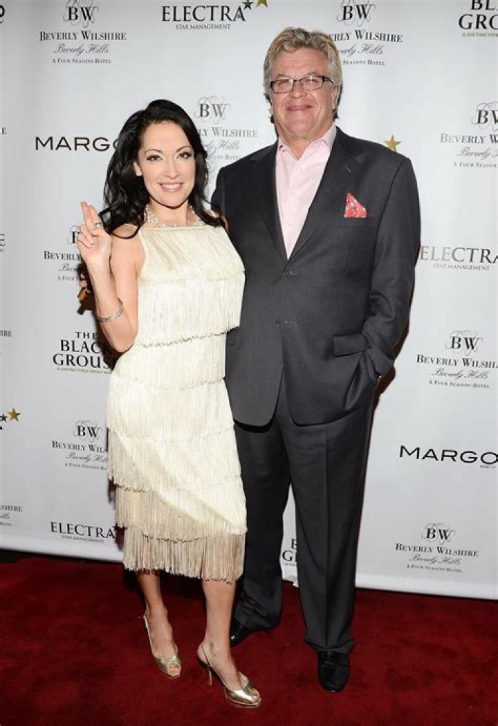 Ron White: Wife, net worth, tattoos, smoking & body facts