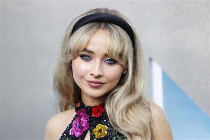 Sabrina Carpenter kicks off the holiday season with her debut holiday EP, 'fruitcake'